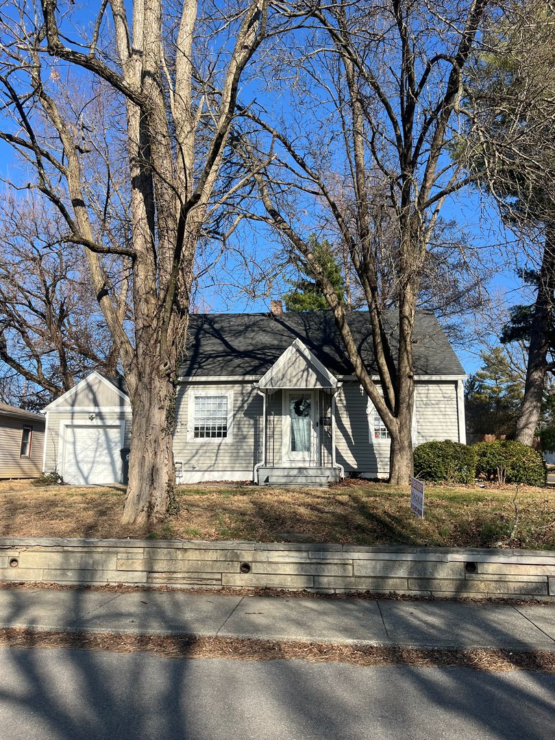 Bloomington House: 2331 E 7th St