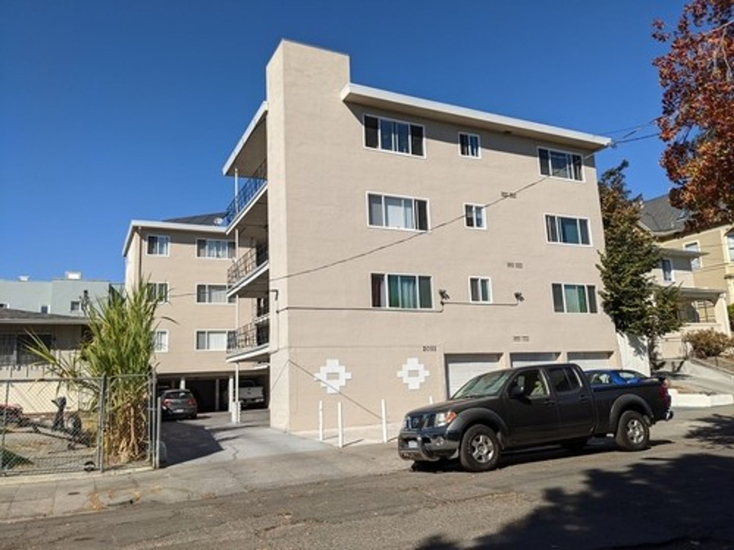 Oakland Apartment: 2011 10th Ave