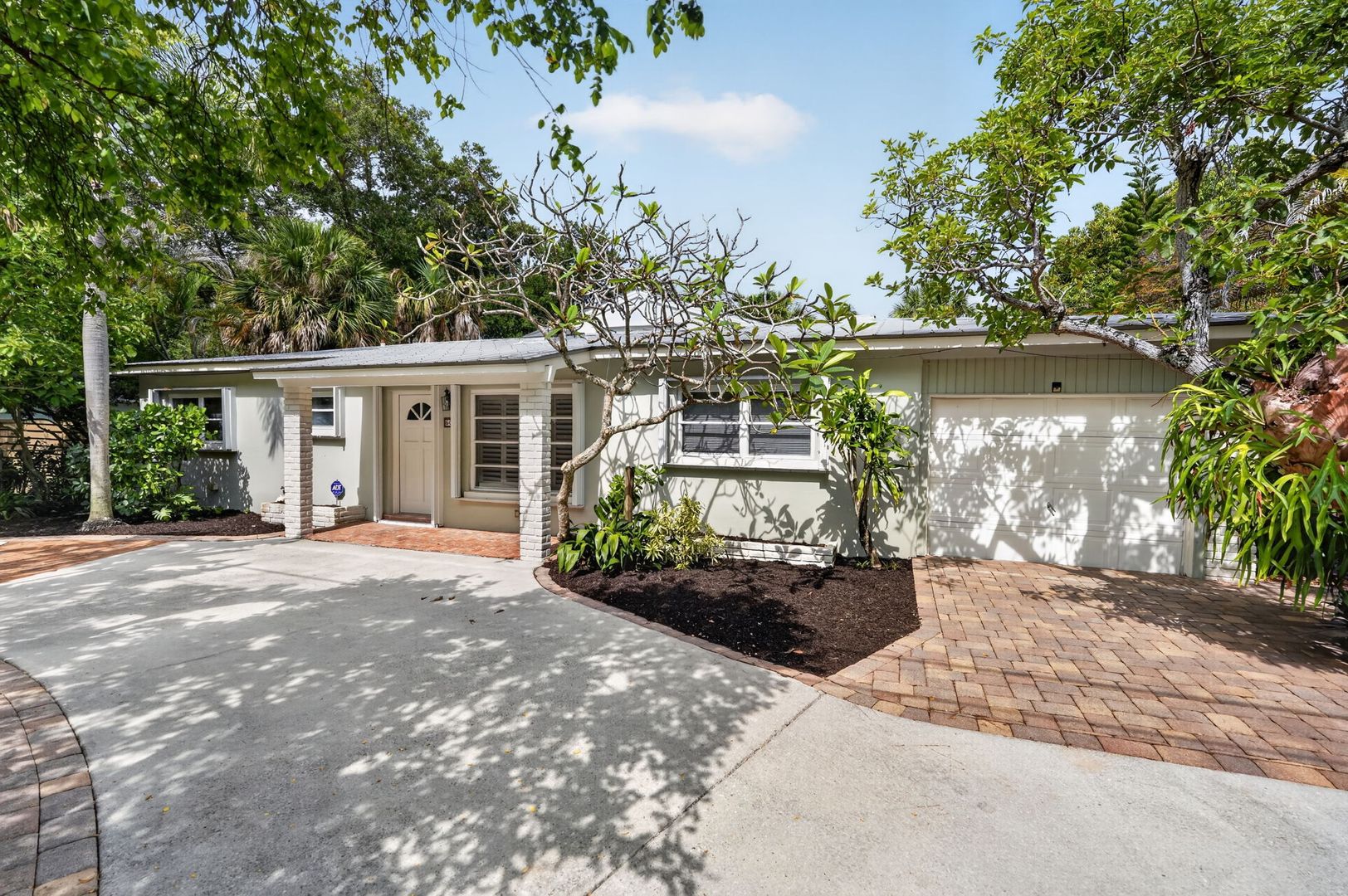 Jupiter House: 606 Paulina Dr