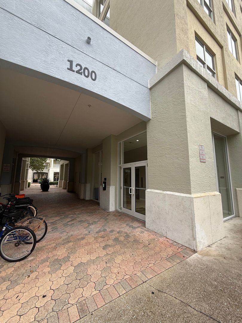 Jupiter Condo: 1200 Town Center #206