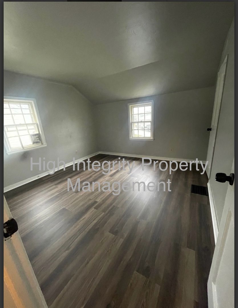 Elmira Apartment: 822 Adams Street