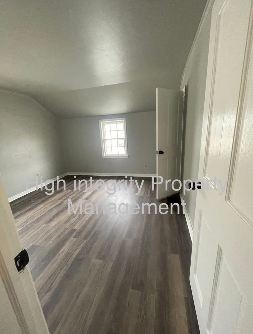 Elmira Apartment: 822 Adams Street
