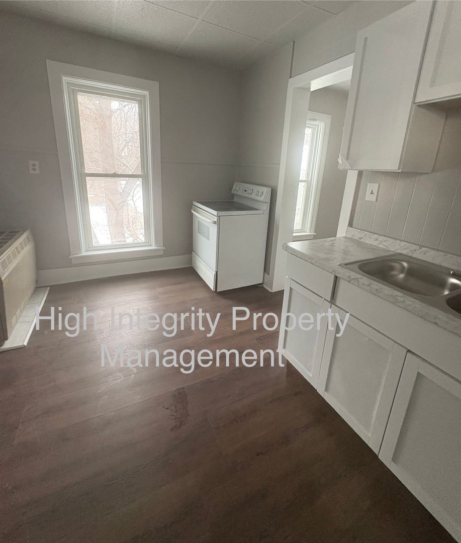 Elmira Apartment: 1403-1405 Lake Street