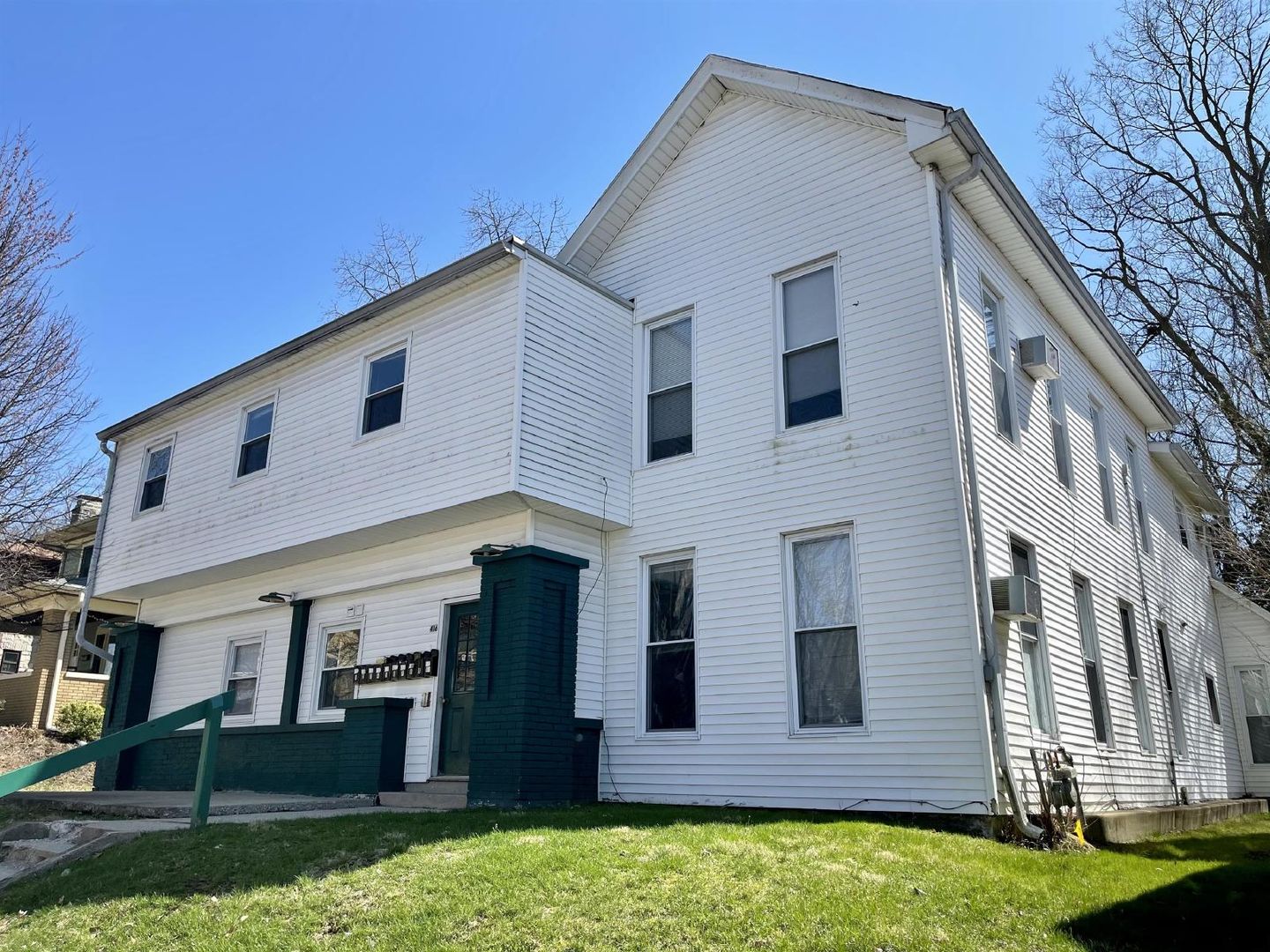 Bloomington Apartment: 416 E. 2nd St.