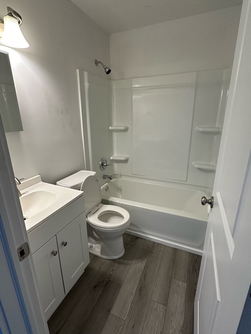 Bloomington House: 128 West Pinewood Drive