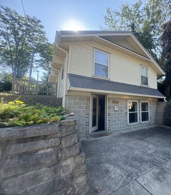 3 Bedroom/2 Bath House Close to Stadium! – photo 1