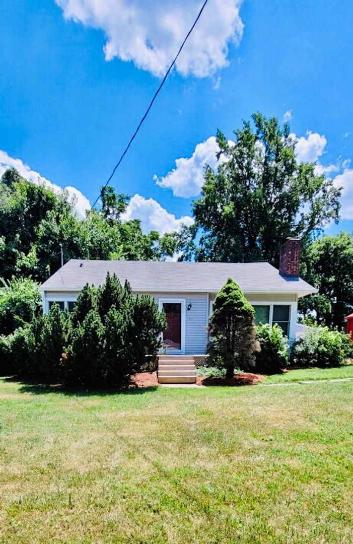 Bloomington House: 1510 E Matlock Rd