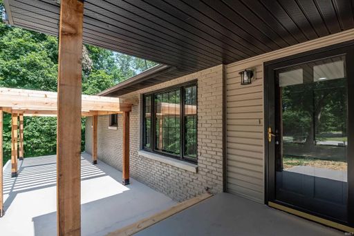 Totally renovated east-side location 4BR 3BA! – photo 1