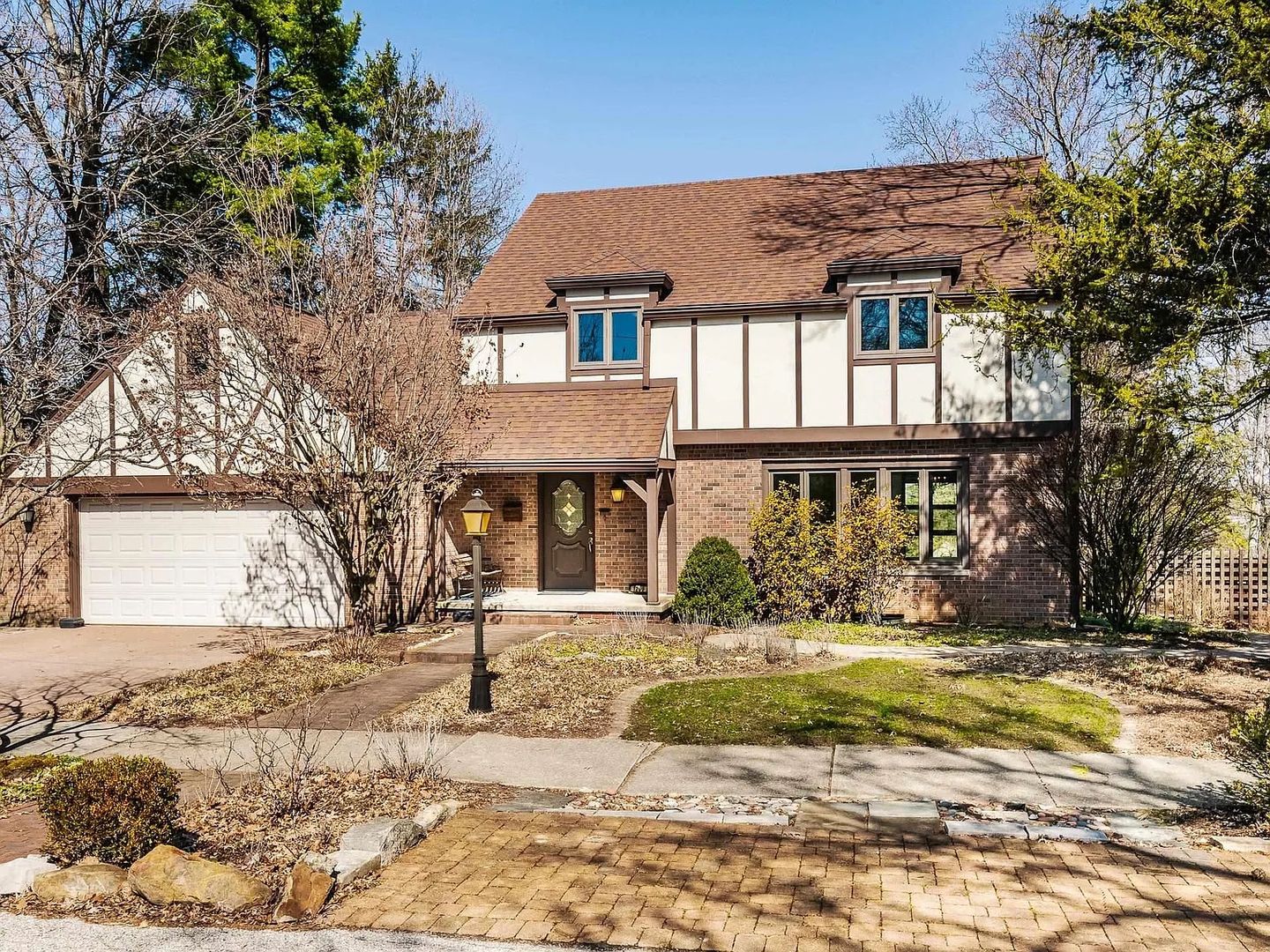 Bloomington House: 1209 E University St