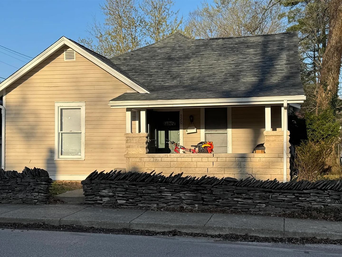 Bloomington House: 520 S Eagleson Ave