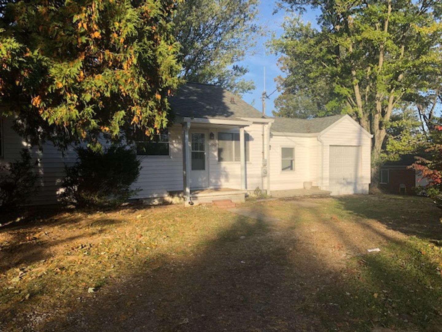 Bloomington House: 3942 W Stoutes Creek