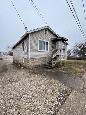 Commercial Office space and large parking lot for Lease-Available Now. $1800 month Great location in HIGH traffic area – photo 1