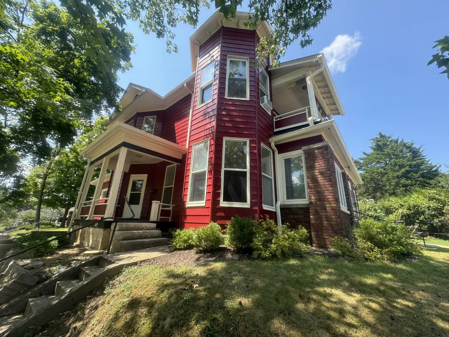 Bloomington House: 519 E 8th St