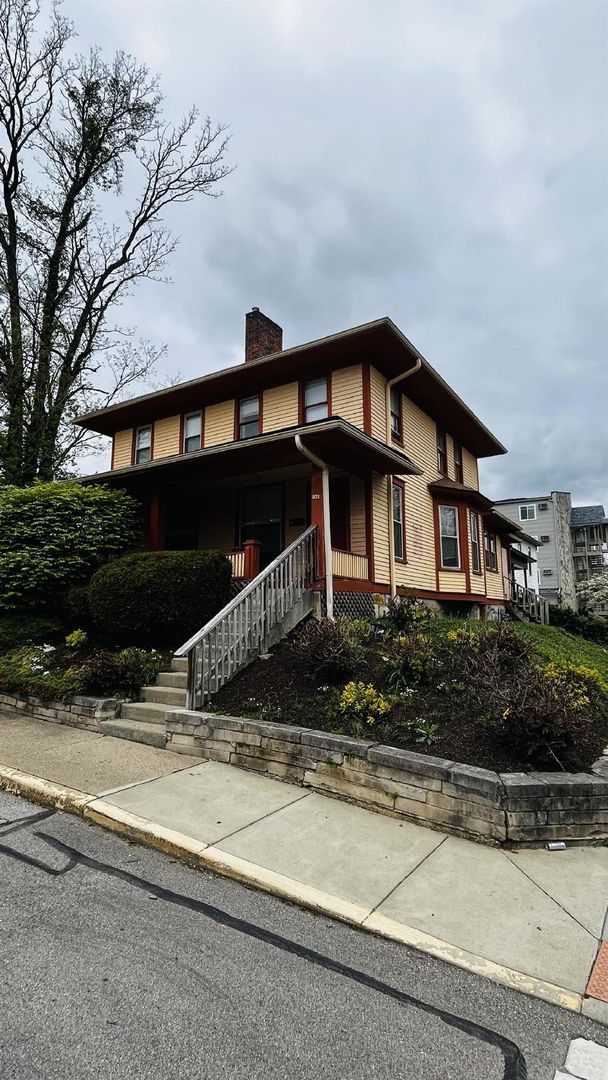 Bloomington House: 221 E. 9th St.