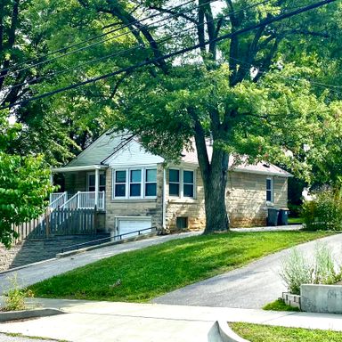 4 BED/2 BA Home close to Assembly Hall! – photo 1