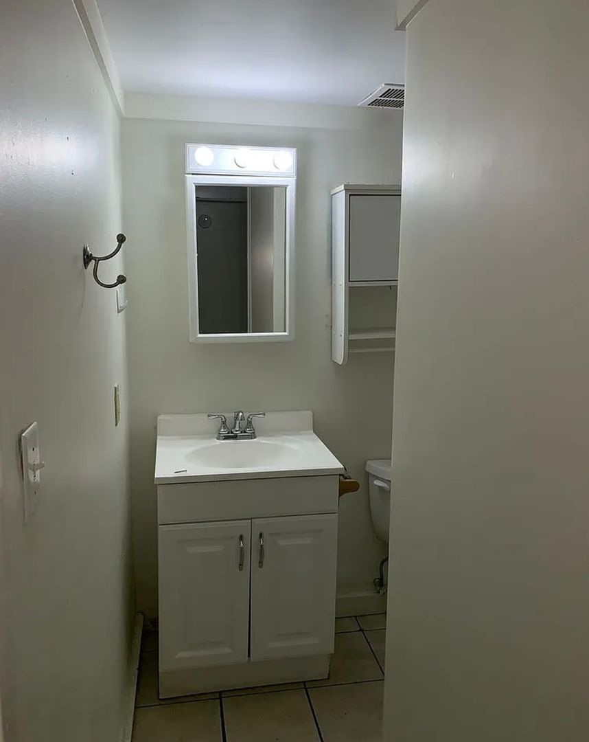 Bloomington House: 107 S Bryan Ave