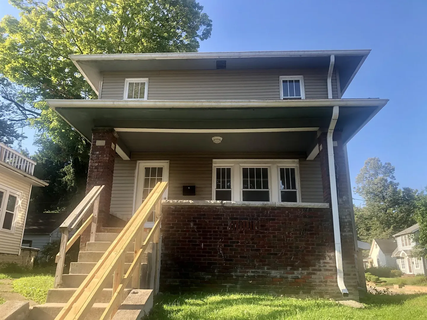 Bloomington House: 600 E 1st