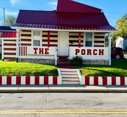 "The Porch" - ABNB, Short Term, monthly and long-term RENTAL. Famous IU Tailgate house – photo 1