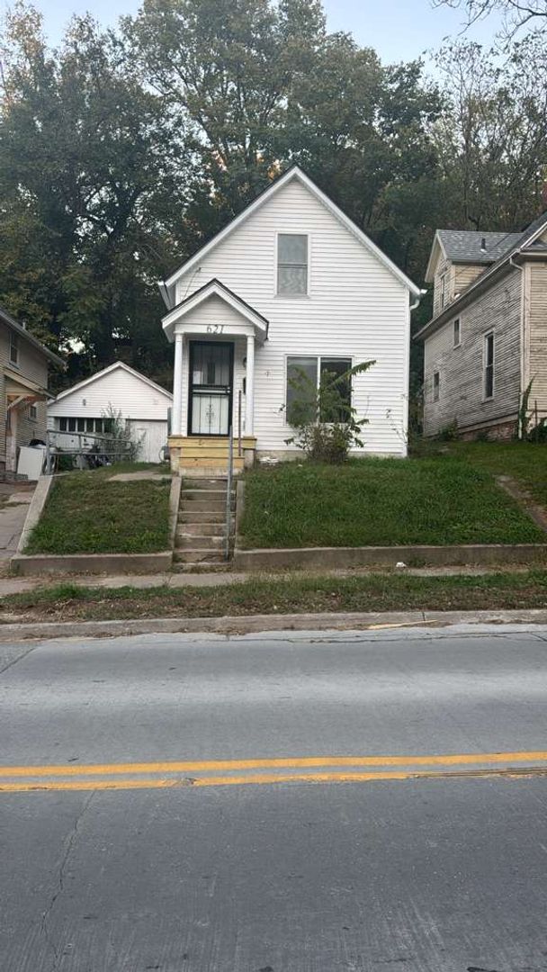 Council Bluffs House: 621 S 1st St.