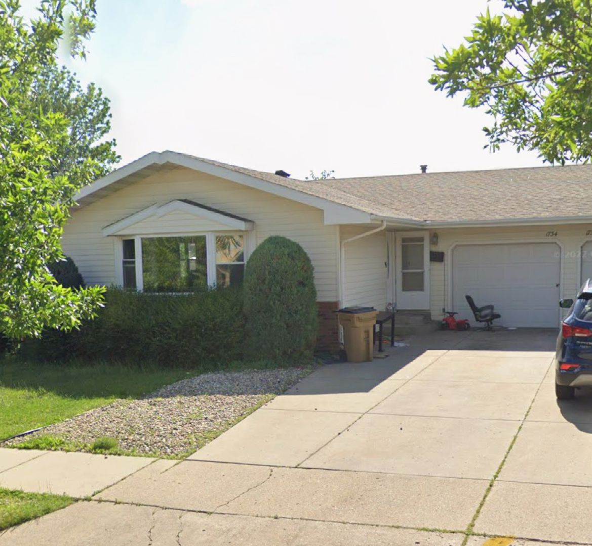 Minot Apartment: 1732-1734 6th St SE