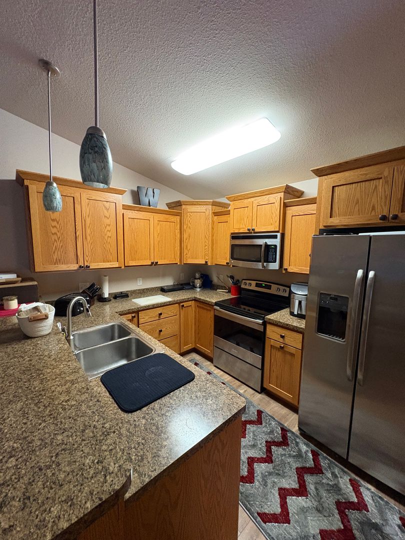 Minot House: 105 Mulberry Loop NE