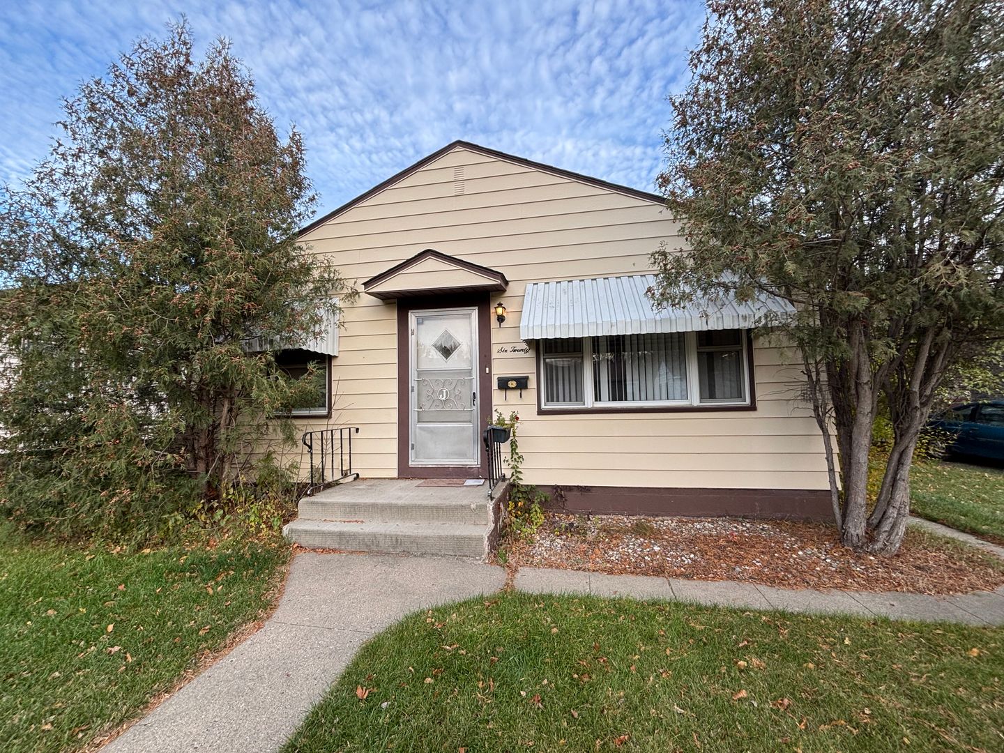 Minot House: 620 19th St NW