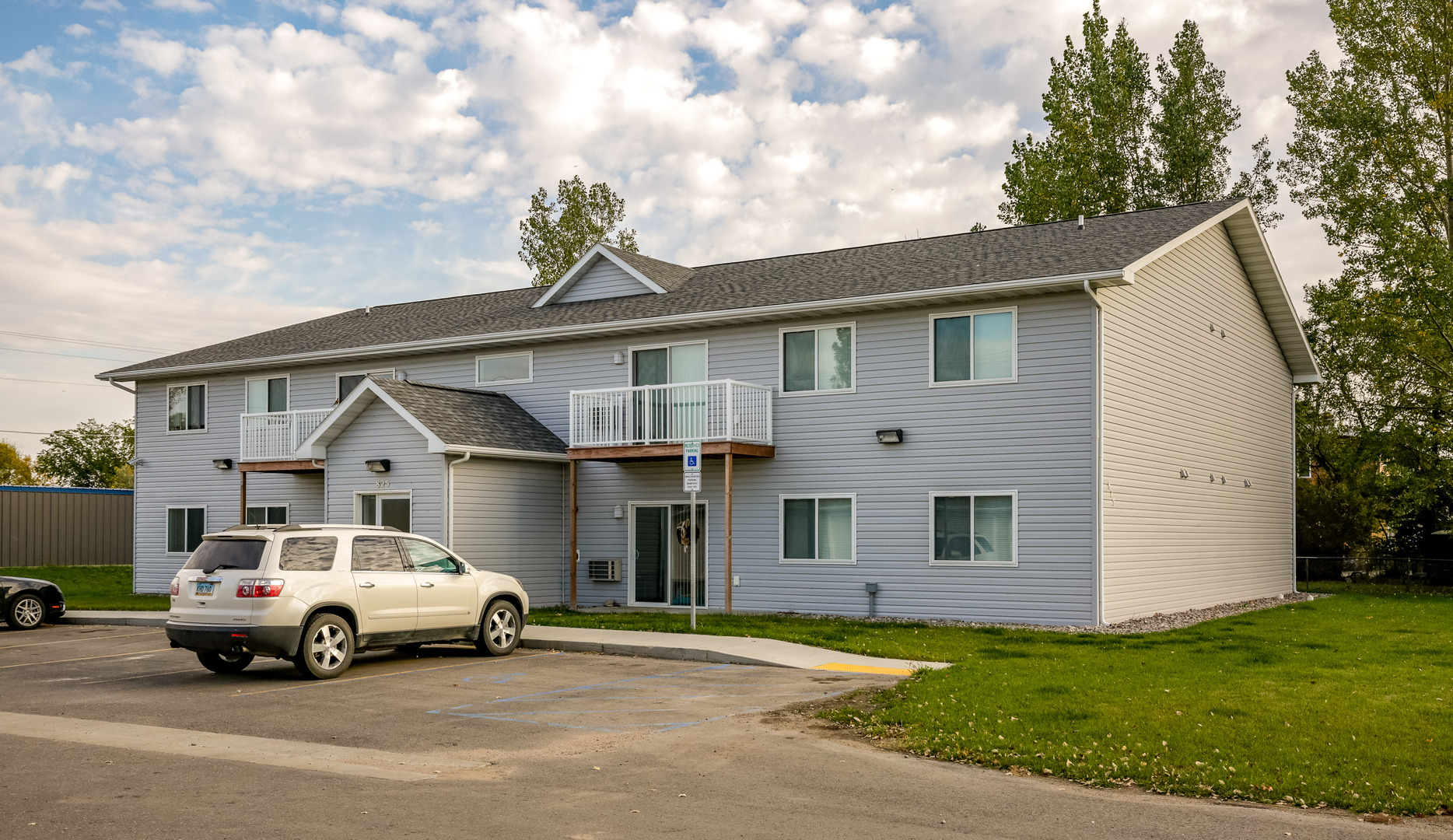 Minot Apartment: 825 43rd St SE