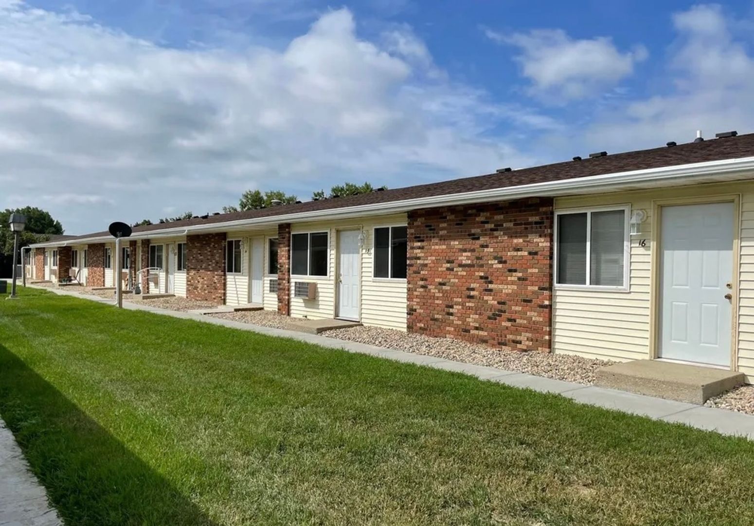 Minot Apartment: 527 22nd Ave NW