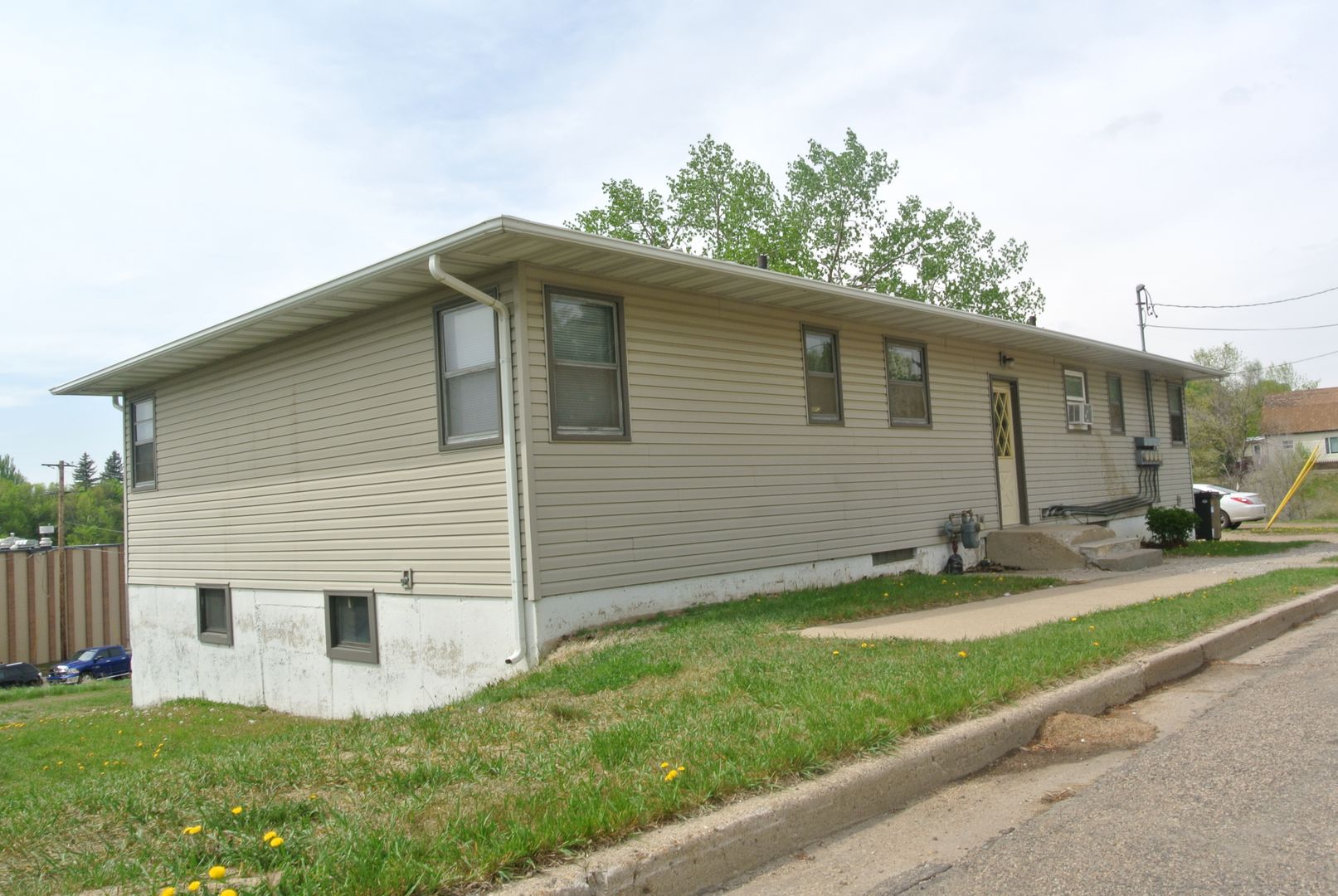 Minot Apartment: 902 Beacon