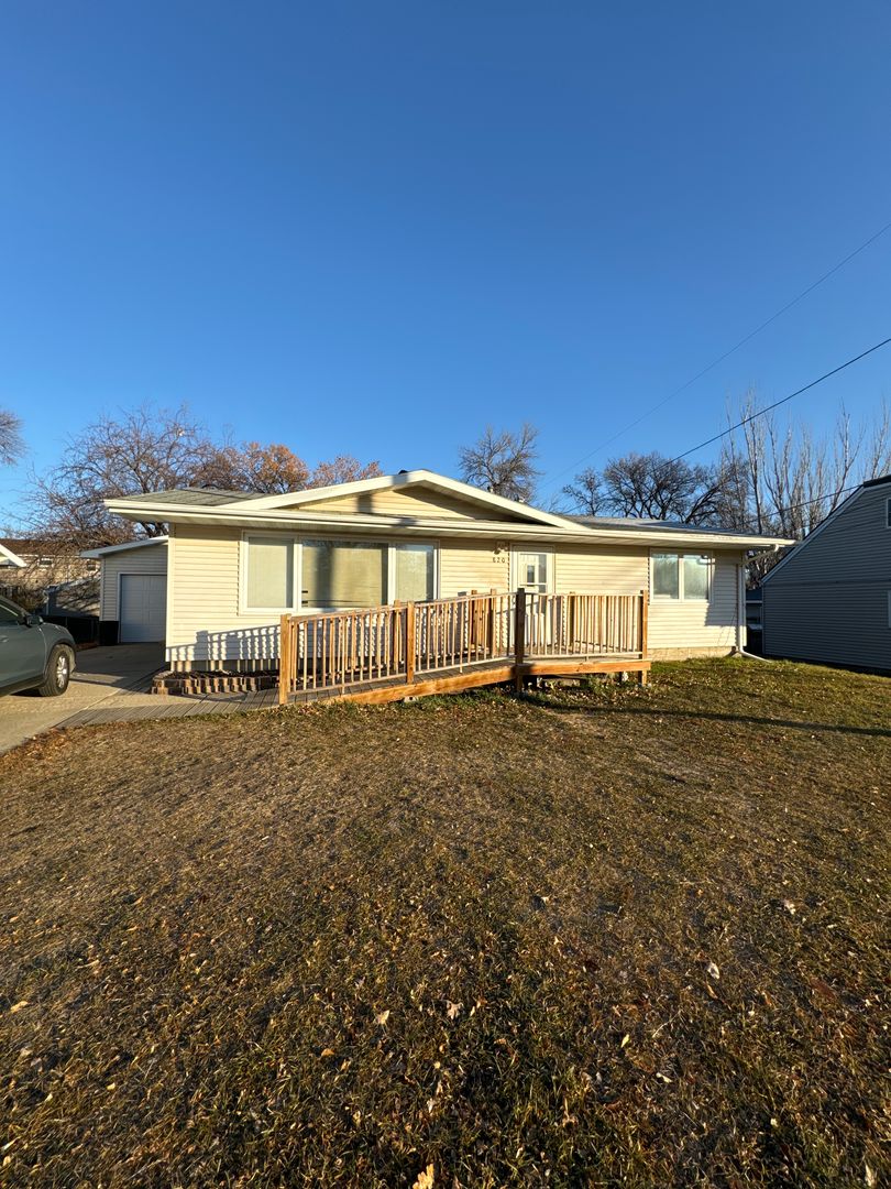 Minot House: 820 2nd Ave SW