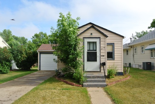 1 Bed 1 Bath Rental at 219 - 13th Ave SE, Minot, ND – photo 1