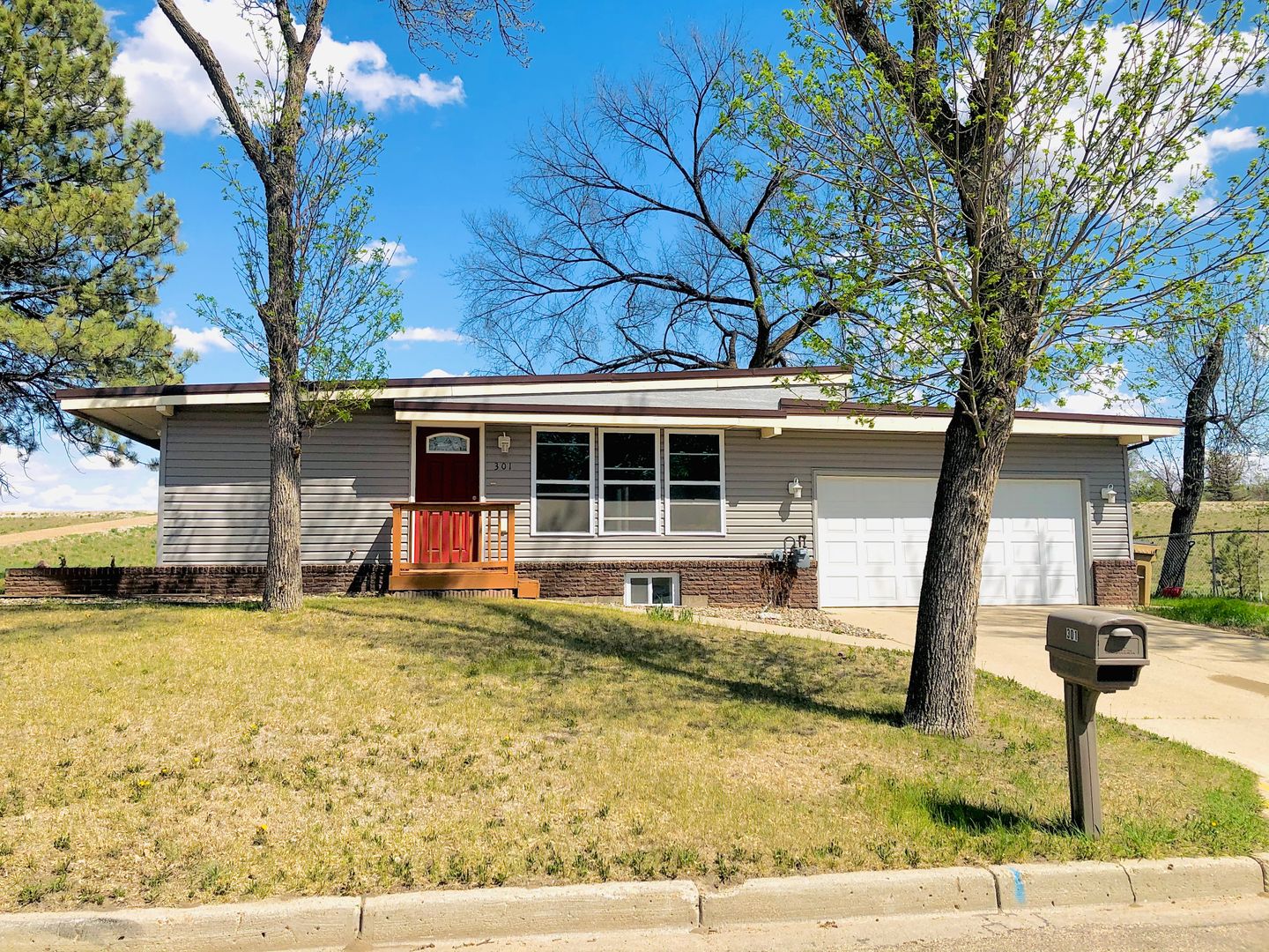 Minot House: 301 15th St SW