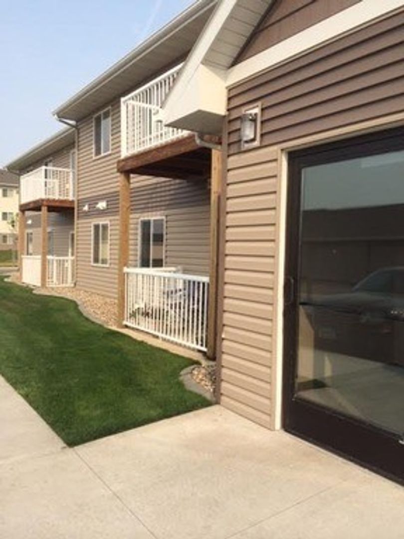 Minot Apartment: 2100 33rd St NW