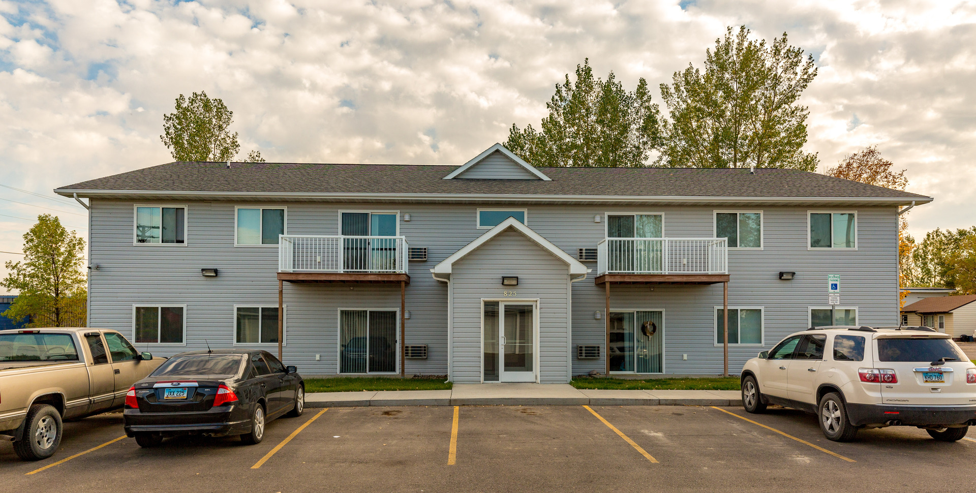 Minot Apartment: 825 43rd St SE