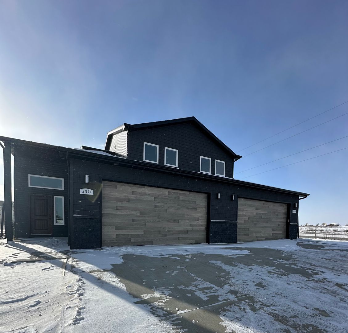 Minot Apartment: 2517 / 2521 Granite Drive