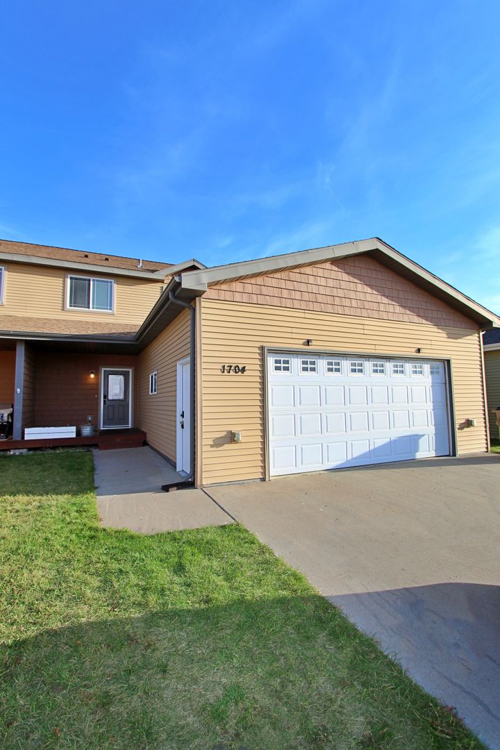Minot House: 1704 23rd Ave NW