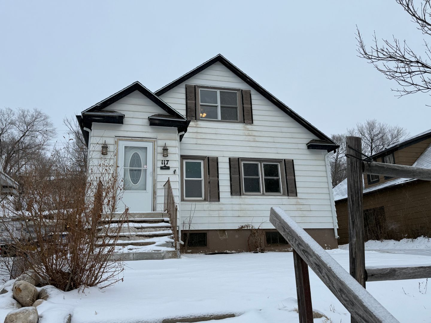 Minot House: 117 11th Ave NE