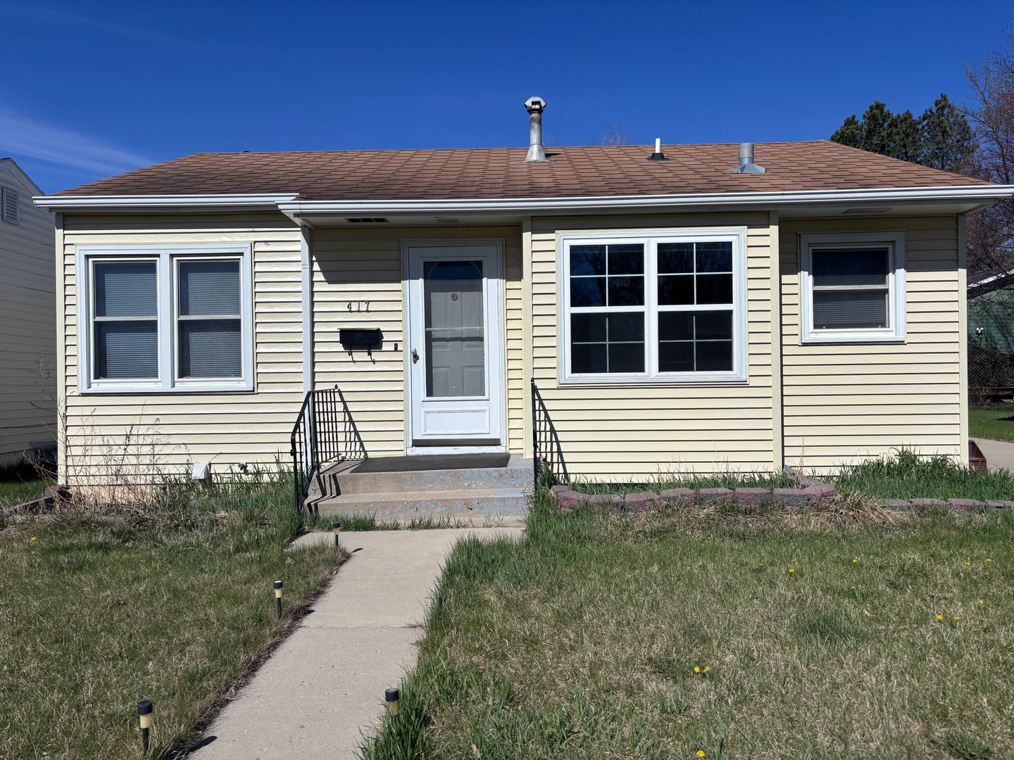 Minot House: 417 21st St NW