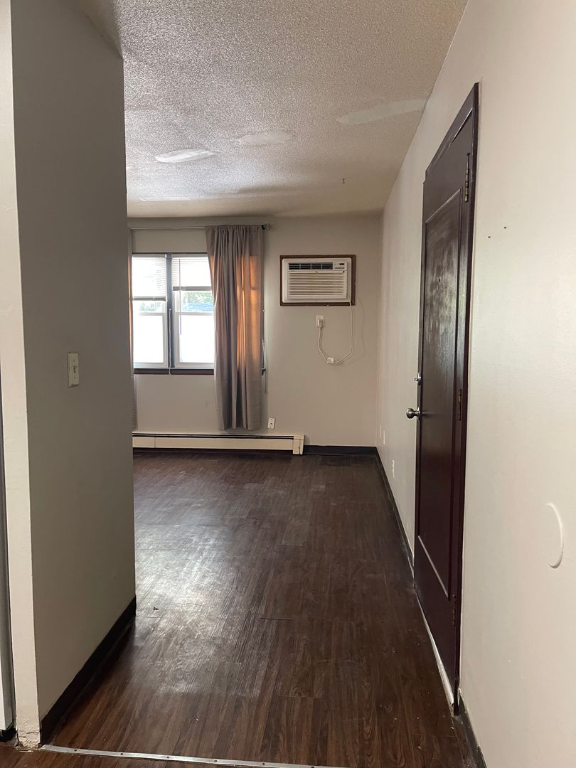 Des Moines Apartment: 1075 33rd St