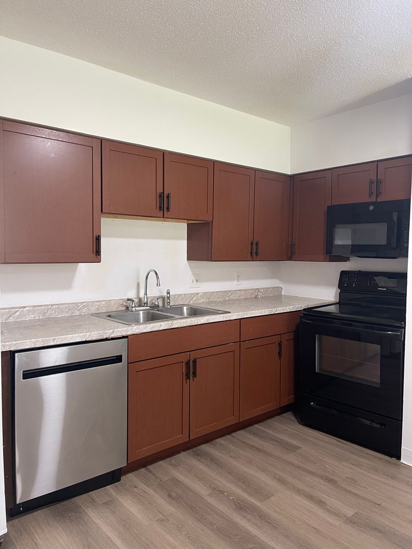 Des Moines Apartment: 6315 Hickman Rd, 6319 Hickman Rd