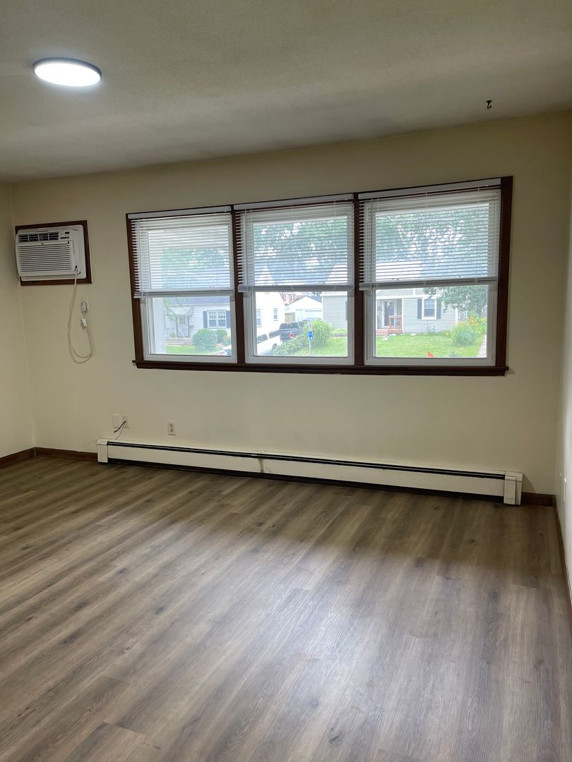 Des Moines Apartment: 1075 33rd St