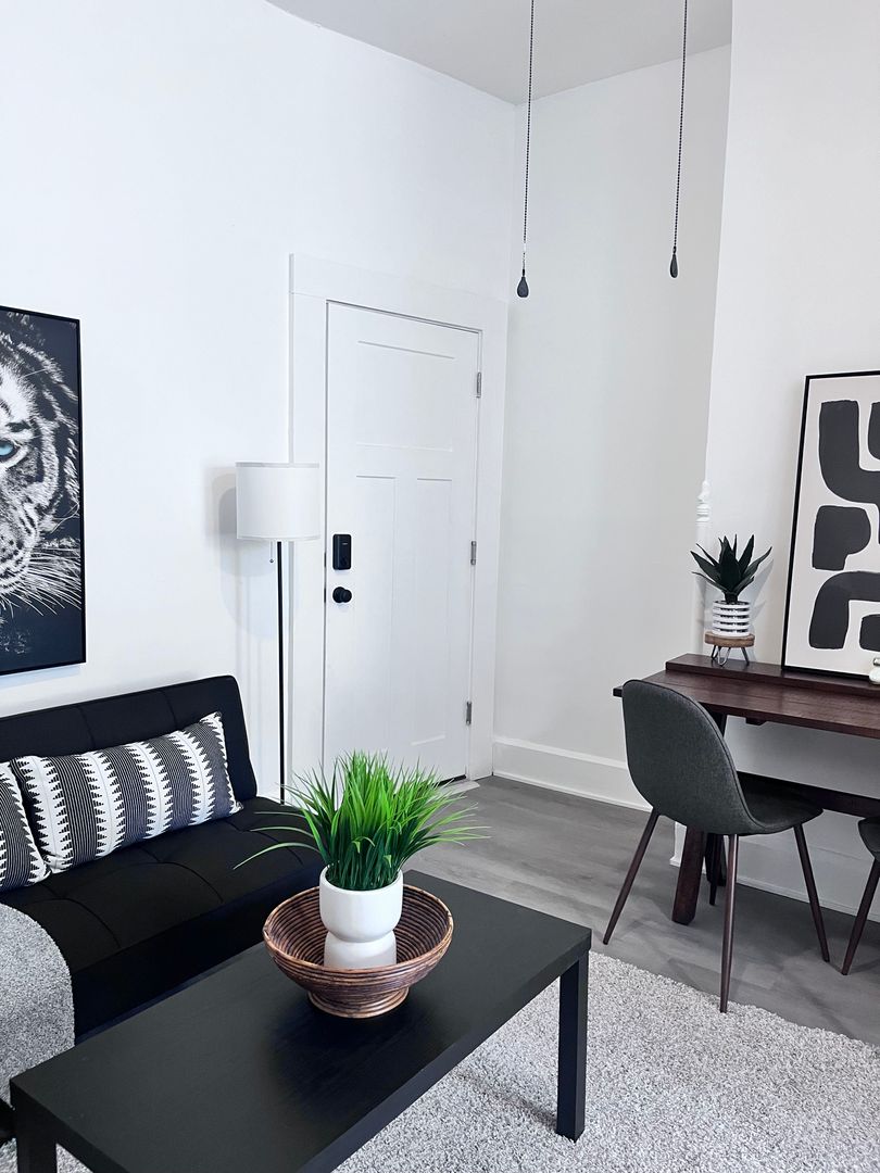 Des Moines Apartment: 1082 21st St