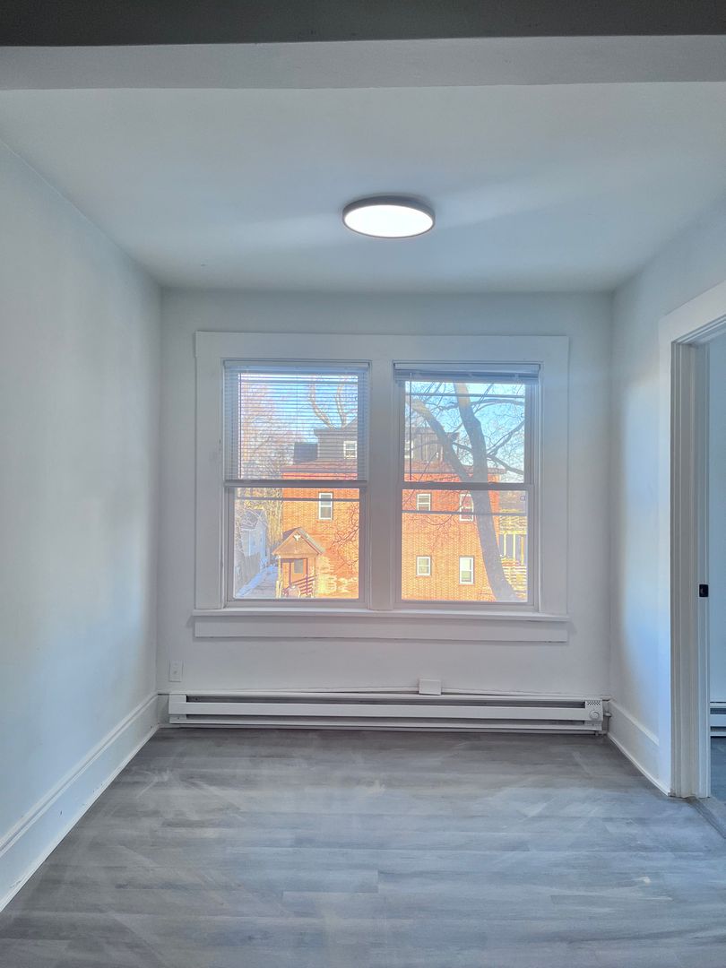 Des Moines Apartment: 1082 21st St