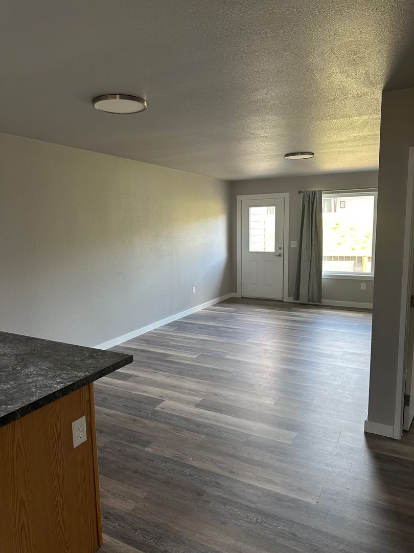 Palmer Apartment: 1970 N Creekwood Park