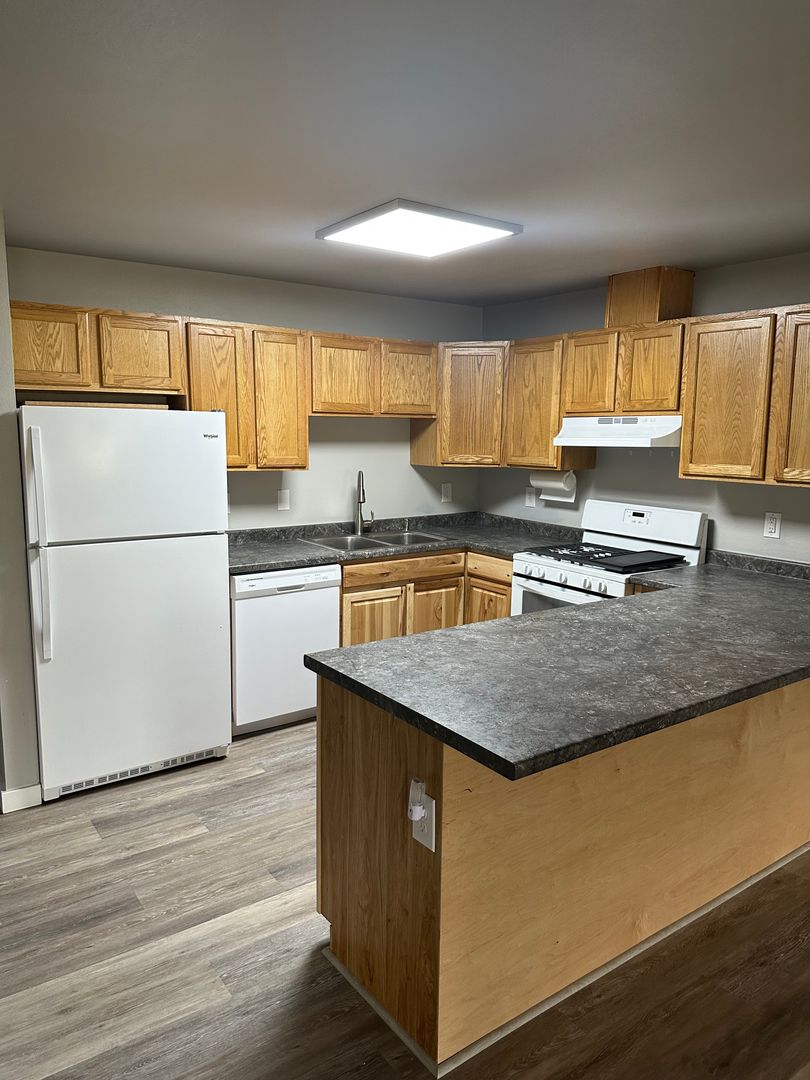 Palmer Apartment: 1930 N Creekwood Park