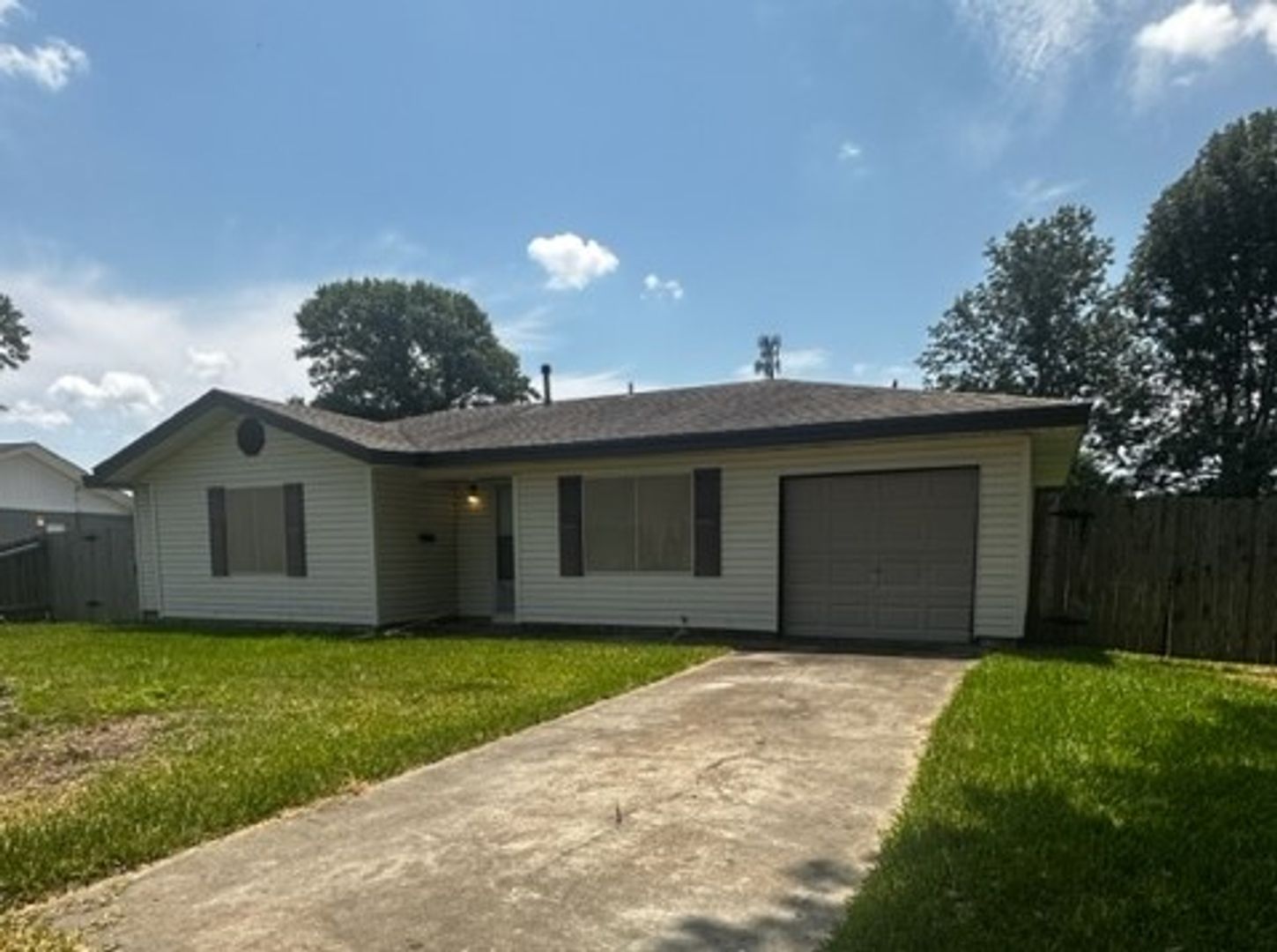 1401 Lamar Ave Nederland, TX 77627