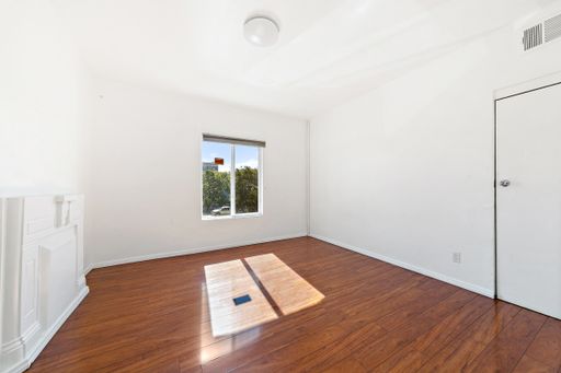 Bright 1-Bedroom with Private Deck + Utilities Included – Prime East LA Location – photo 1