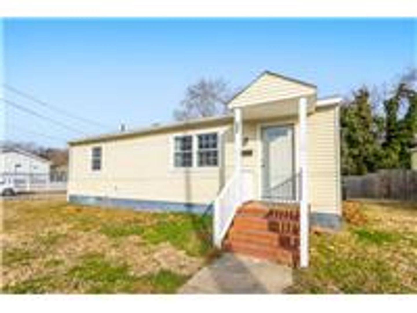 Hampton House: 401 Settlers Landing Road