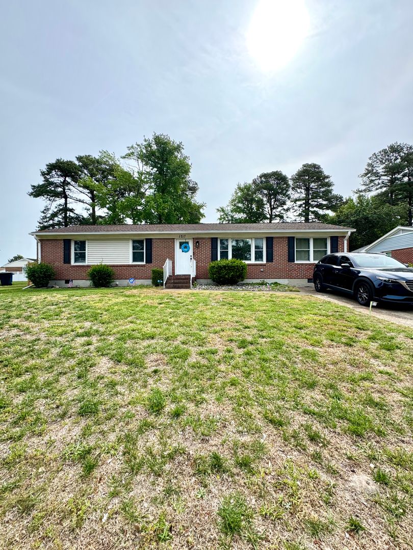 Portsmouth House: 1217 Lakeview Dr