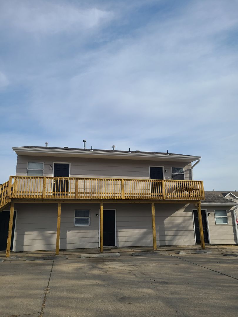 Junction City Apartment: 210 W Home St